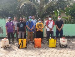 Jelang Idul Fitri Masjid Raya Desa Durian Daun di Semprot disinfektan