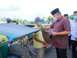 Jelang Idul Fitri, Bupati DRA Bagikan THR kepada Tukang Becak, Ojek, Parkir dan Dhuafa