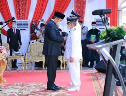 H. Herman Deru Lantik Bupati Wakil Bupati Kabupaten PALI terpilih Ir H. Heri Amalindo dan Drs. H. Soemarjono