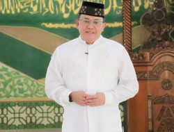 Bupati Dodi Reza dan Keluarga Salat Idul Adha di Rumdin