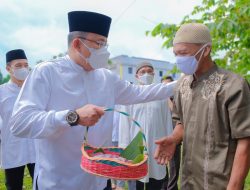 Datangi Rumah Pasien Isoman dan Kaum Dhuafa, Bupati Dodi Reza Bagikan Daging Kurban