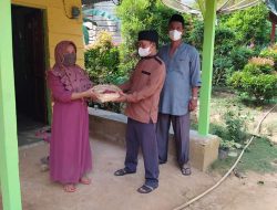 Tak biasa, panitia bagikan daging kurban door to door dengan Besek Bambu