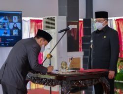 Dodi Reza Serahkan SK Kenaikan Pangkat Tercepat se-Sumbagsel