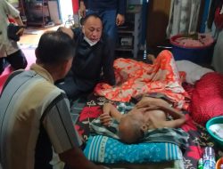 Ditengah Kesibukan, Muhammad Nasir Kunjungi warga Sakit