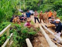 Angota DPRD Pasaman Yulisman Tinjau Jembatan Ambruk 