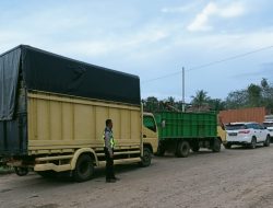 Kasat Lantas Polres Banyuasin Pimpin Langsung Pengamanan dan Pengaturan Arus lalu lintas di Jalintim