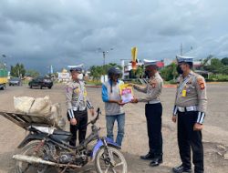 Pasca Kenaikan BBM, Satlantas Polres Banyuasin Bagikan Sembako Bagi Pengguna Jalan Yang Tertib Berlalu Lintas