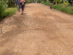 Jalan Rusak di Duga Dampak Lalulintas Kendaraan Pembangunan Jalan Tol Kapal Betung