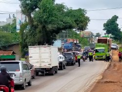 Truk Terguling, Minyak Tumpah Ruah Disisi Jalan, SMSI Banyuasin Apresiasi Kinerja Satlantas Polres Banyuasin