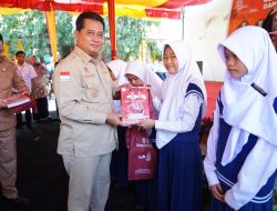 Bupati Askolani Resmikan Gedung SMP N 1 Banyuasin III Serta Penyerahan Buku Tulis Siswa 