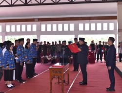 Bupati Banyuasin melakukan Pengambilan Sumpah Janji Dan Penyerahan Surat Keputusan Tentang Pengangkatan CPNS Jadi PNS Dalam Jabatan Fungsional Di Lingkungan Pemkab Banyuasin