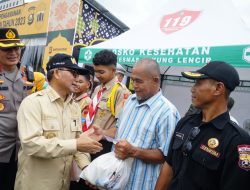 Pj Bupati H Apriyadi Sapa Pemudik Di Mekar Jaya Bayung Lencir dan Bagi Bagi THR 