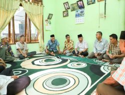 Pj Bupati Muba Apriyadi, Bagikan THR di Pelakat tinggi untuk Lansia