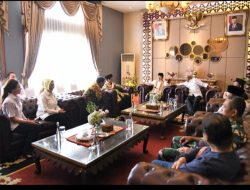 Kedatangan Ketua DPP DMI Dr. (H.C.) Drs. H. Muhammad Jusuf Kalla. Di sambut l oleh Ketua DPRD Prov. Sumsel, Hj. R.A. Anita Noeringhati, SH., MH