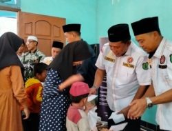 Camat Bersama Karang Taruna Muba Bagikan Sembako Ke Driver Bentor dan Petugas Kebersihan
