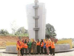 DLH  Muba Bersihkan Tugu Kecamatan Keluang