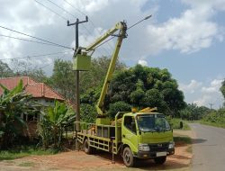 Tindak Lanjuti Aduan Warga, Dinas PU PR Muba Perbaiki Lampu Jalan