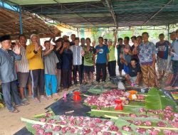 Patuhi Himbauan Pj.Bupati Muba Panitia Bagikan Daging Kurban Tanpa Kantong Plastik