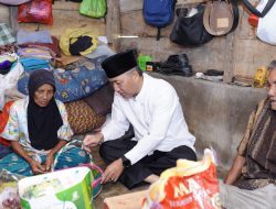 Sowan ke Warga, Pj Bupati Apriyadi Door to door Bagikan Daging Kurban