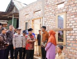 Pj Bupati Apriyadi Tinjau Pembangunan Bedah Rumah Warga di Kecamatan Babat Supat