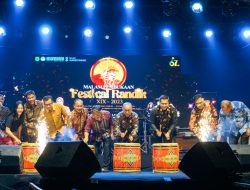 Duet Bareng Husein IDOL, Pj Bupati H Apriyadi Mahmud Berhasil Hibur Masyarakat