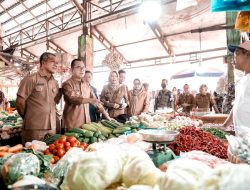 Pj Bupati Hani Syopiar Rustam Bersama OPD Tinjau Langsung Harga Pokok di Pasar Pangkalan Balai