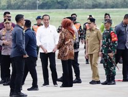 Kedatangan Presiden RI Ir. H. Joko Widodo di bandara SMB II Palembang di sambut Ketua DPRD Sumsel bersama pejabat tinggi lainnya