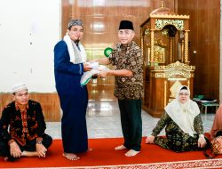 Pj Bupati Apriyadi Beri Sembako dan THR untuk Santri Santriwati Ponpes Al Fath