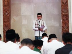 Pj. Bupati melaksanakan Sholat Idul Adha 1445 H di Masjid Agung Al-Amir Komplek Perkantoran Pemkab Banyuasin