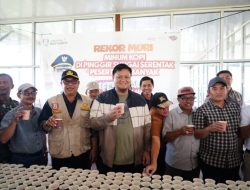 Pemkab Banyuasin Rekor MURI Minum Kopi di Pinggir Sungai Serentak Peserta Terbanyak