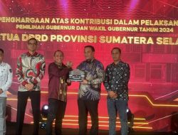 Ketua DPRD Provinsi Sumsel Raih Penghargaan Pada Malam Anugerah KPU Sumsel.
