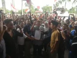 Anggota DPRD Provinsi sumsel terima Unjuk Rasa Warga Desa Talang Kemang Menuntut Keadilan di depan Gedung DPRD Provinsi Sumsel.