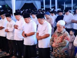 Ketua DPRD Provinsi Sumsel, Gubernur, dan Wagub Sholat Isya dan Tarawih Berjamaah di Griya Agung Palembang
