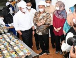 Ketua DPRD Sumsel Dampingi Kepala BKKBN melakukan pemberian MBG