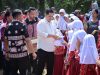 Bupati Banyuasin Serahkan Bantuan Seragam Sekolah dan Sembako Bagi Anak dan Warga Terdampak Kebakaran